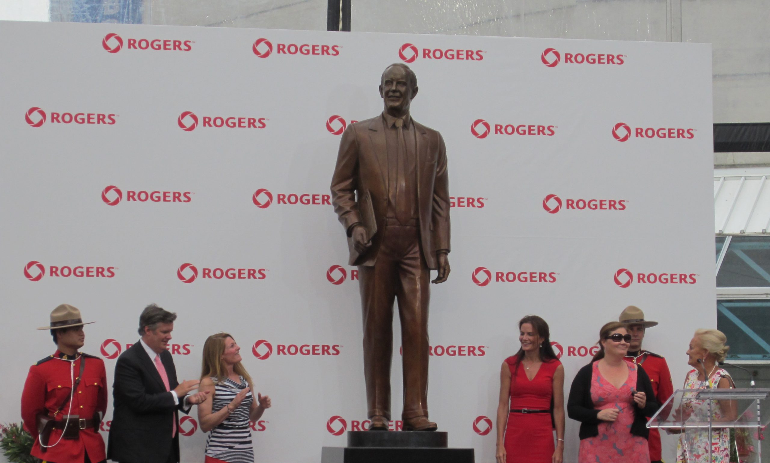 Ted Rogers honoured with bronze statue outside Rogers Centre - Cartt.ca