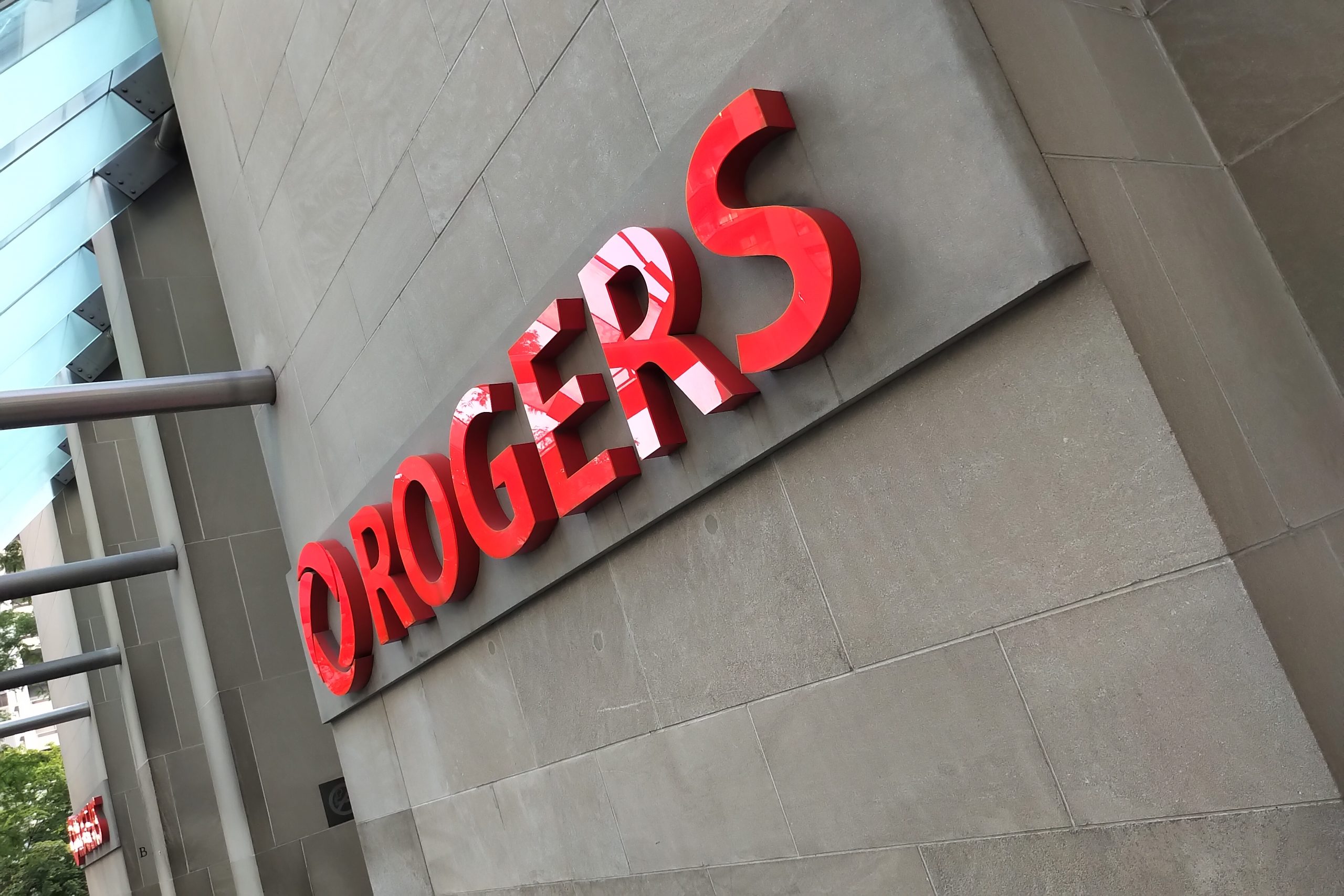 Rogers providing free phones and data plans to women's ...